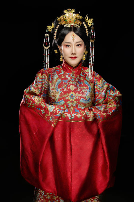 黑色背景下穿着中国明朝明制汉服服饰的女性图片