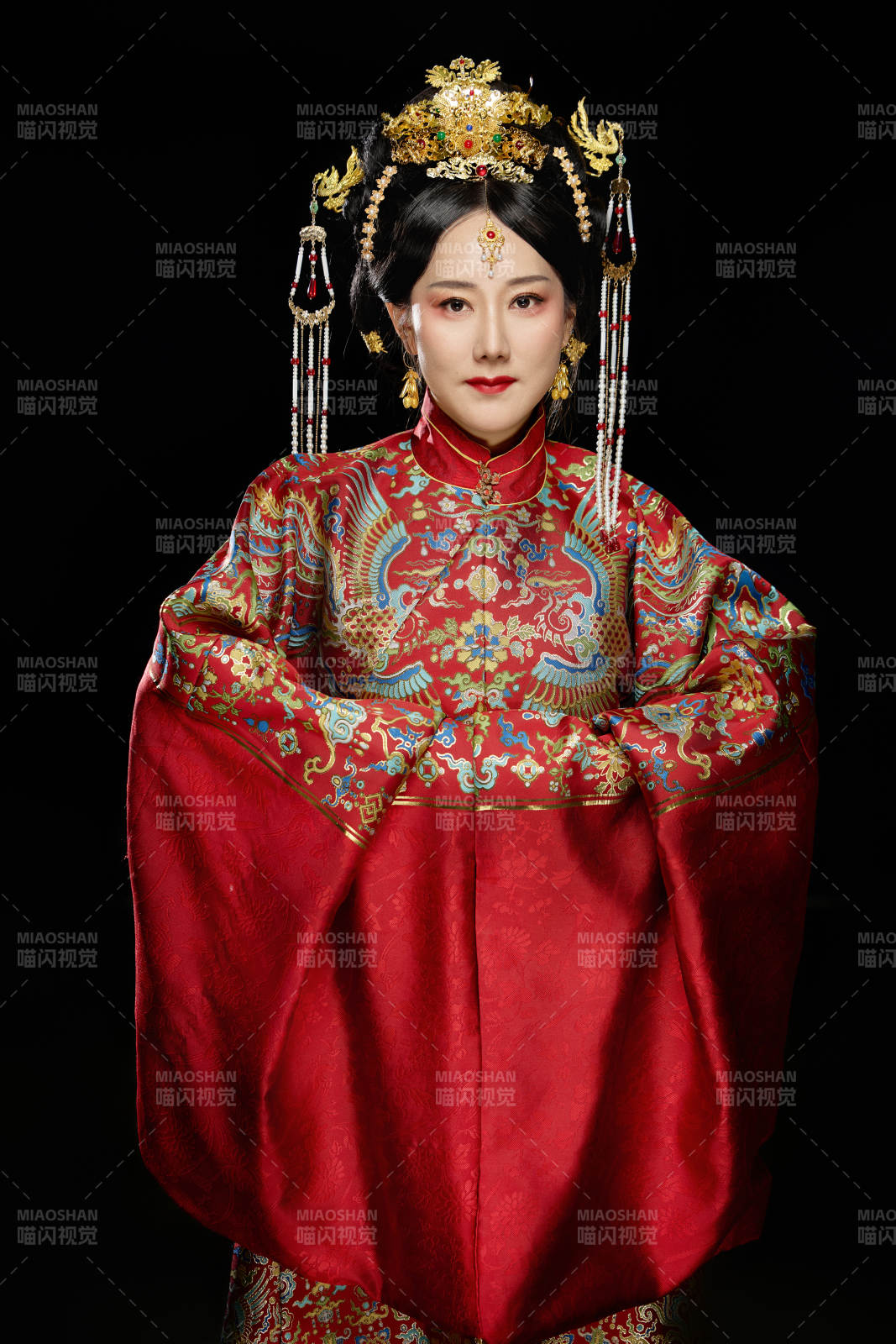 黑色背景下穿着中国明朝明制汉服服饰的女性图片