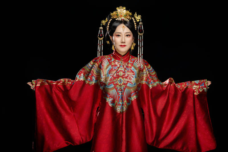 黑色背景下穿着中国明朝明制汉服服饰的女性图片