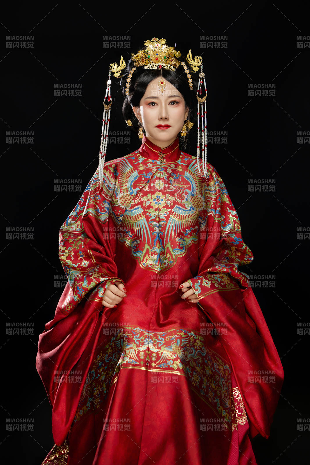 黑色背景下穿着中国明朝明制汉服服饰的女性图片