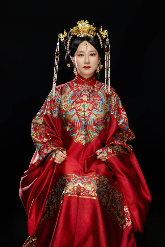 黑色背景下穿着中国明朝明制汉服服饰的女性图片