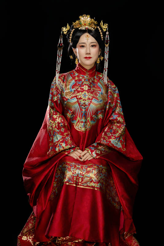 黑色背景下穿着中国明朝明制汉服服饰的女性图片