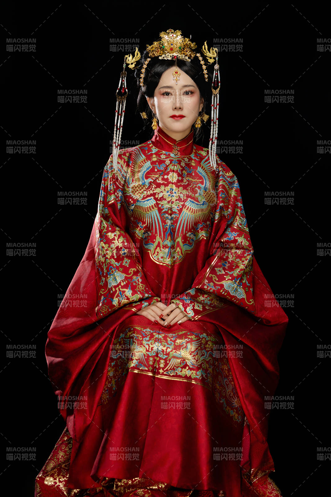 黑色背景下穿着中国明朝明制汉服服饰的女性图片