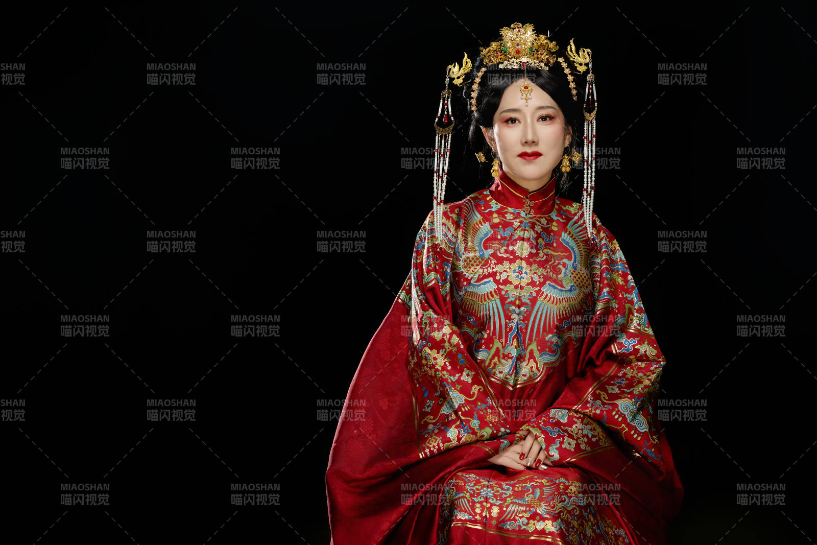 黑色背景下穿着中国明朝明制汉服服饰的女性图片