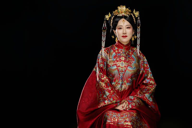 黑色背景下穿着中国明朝明制汉服服饰的女性图片