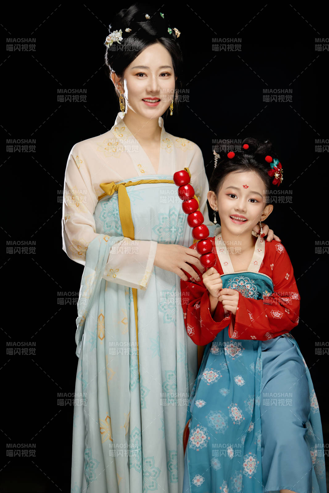 黑色背景下汉服装扮的中国母女亲子人像图片