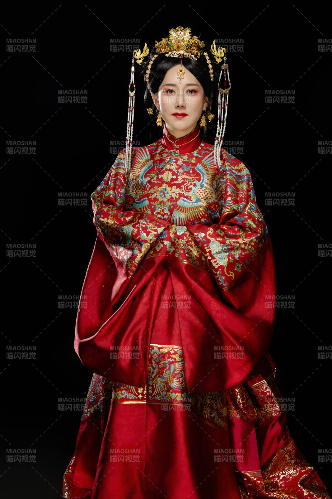 黑色背景下穿着中国明朝明制汉服服饰的女性图片