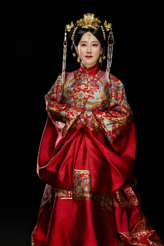 黑色背景下穿着中国明朝明制汉服服饰的女性图片