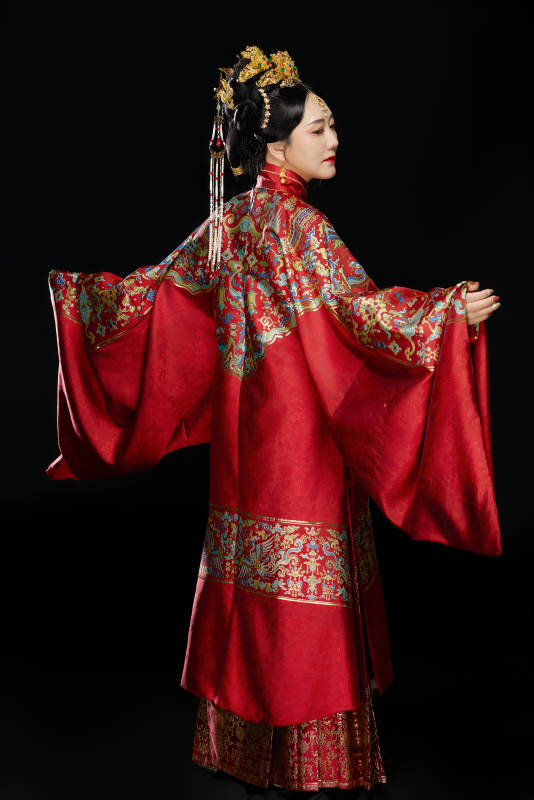 黑色背景下穿着中国明朝明制汉服服饰的女性图片