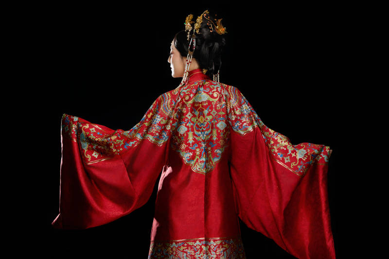 黑色背景下穿着中国明朝明制汉服服饰的女性图片