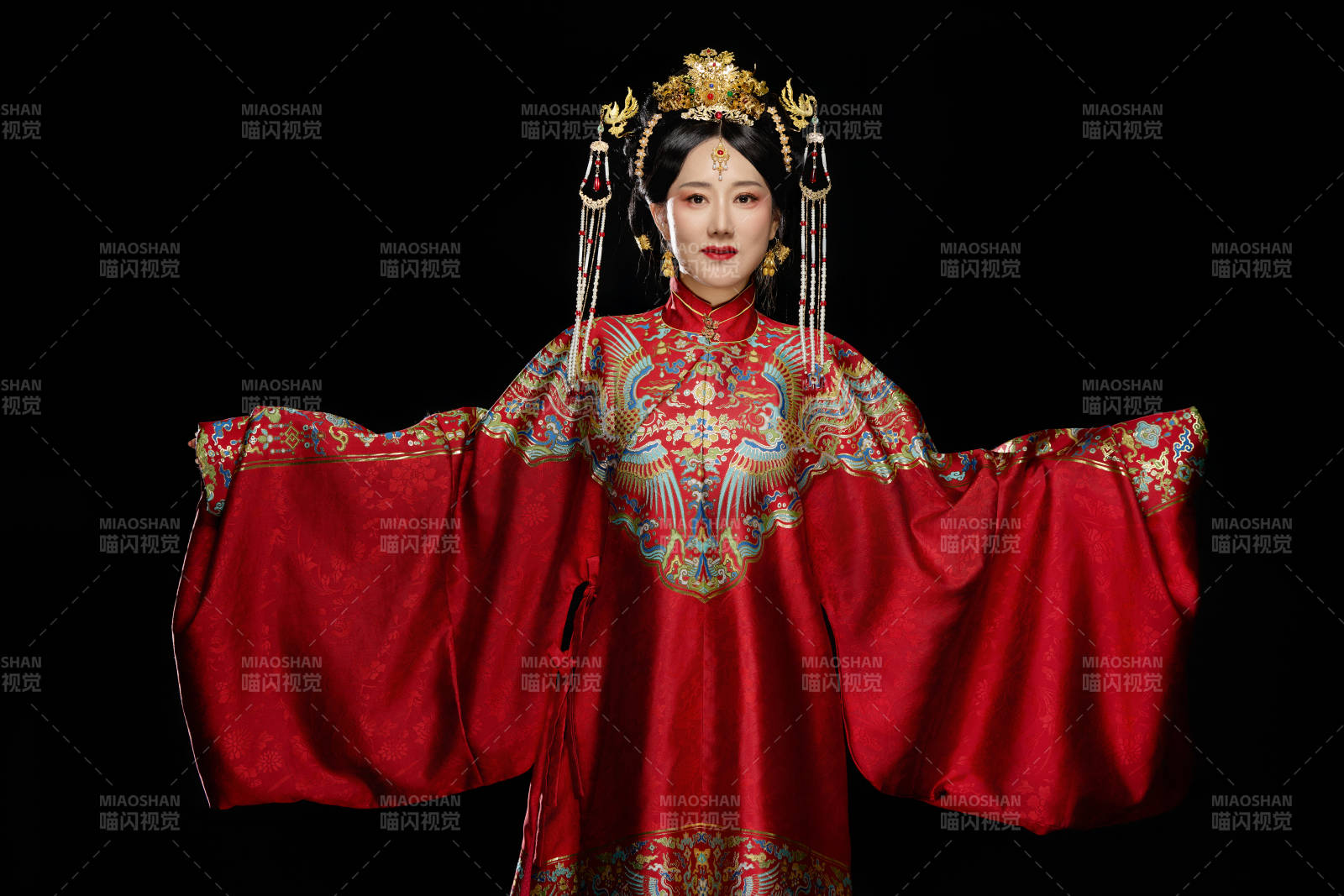 黑色背景下穿着中国明朝明制汉服服饰的女性图片