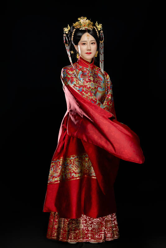 黑色背景下穿着中国明朝明制汉服服饰的女性图片