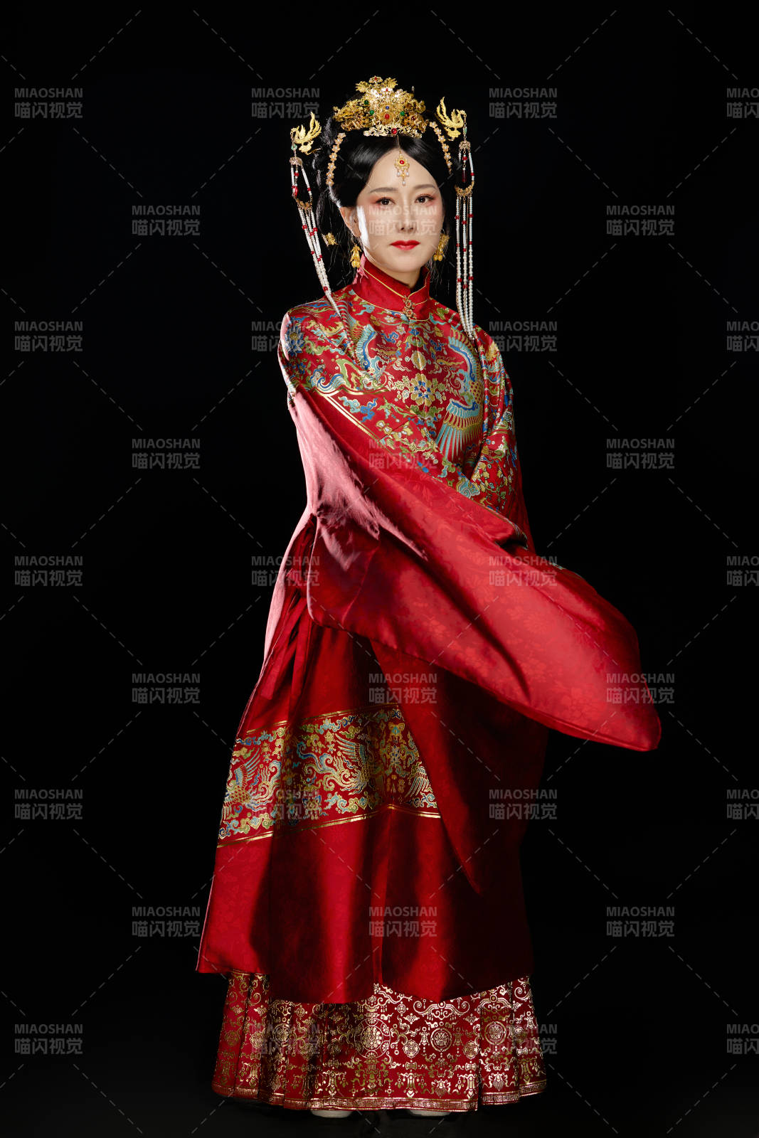 黑色背景下穿着中国明朝明制汉服服饰的女性图片