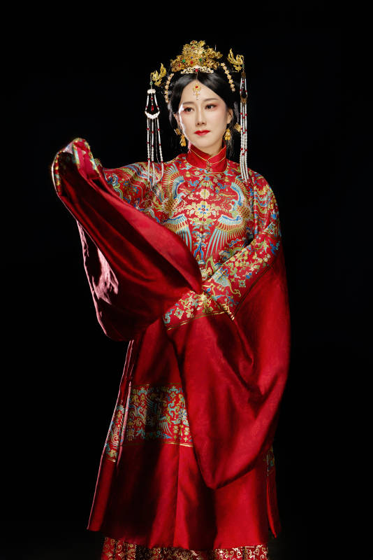 黑色背景下穿着中国明朝明制汉服服饰的女性图片