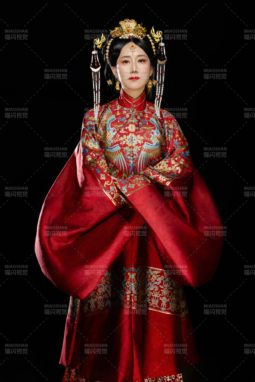 黑色背景下穿着中国明朝明制汉服服饰的女性图片