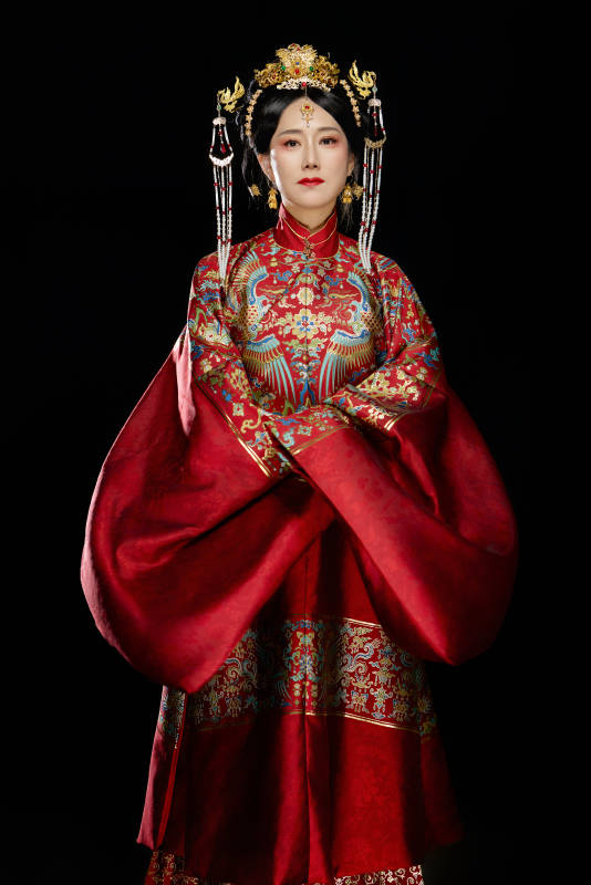 黑色背景下穿着中国明朝明制汉服服饰的女性图片