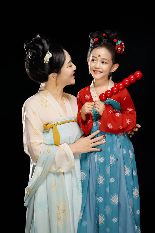 黑色背景下汉服装扮的中国母女亲子人像图片