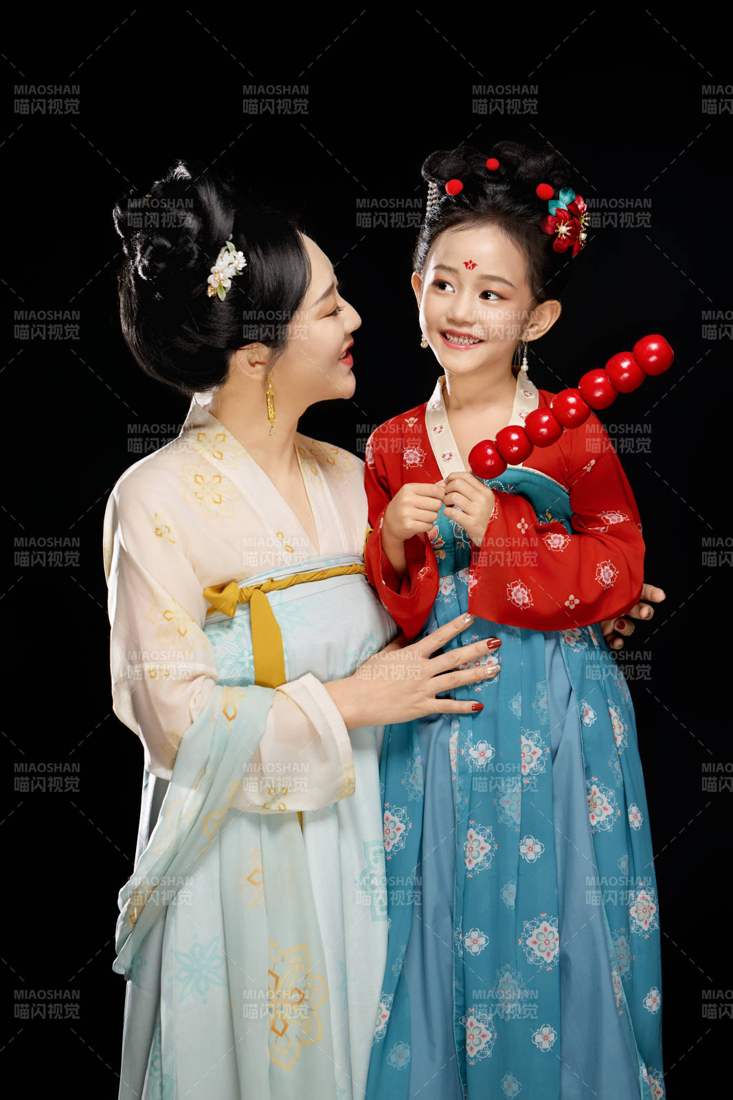 黑色背景下汉服装扮的中国母女亲子人像图片