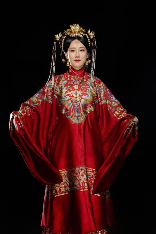 黑色背景下穿着中国明朝明制汉服服饰的女性图片