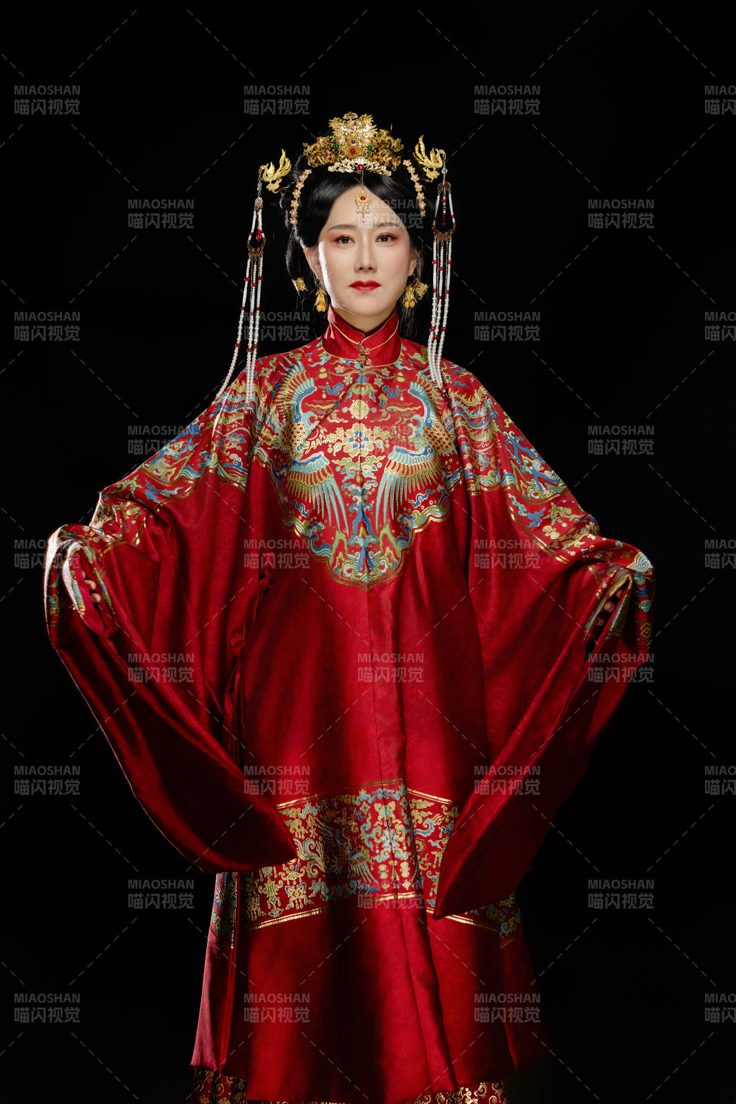 黑色背景下穿着中国明朝明制汉服服饰的女性图片