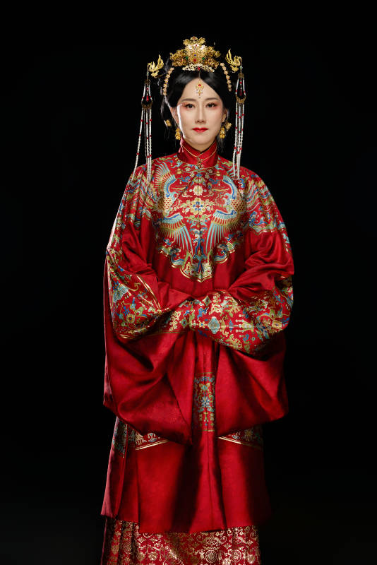 黑色背景下穿着中国明朝明制汉服服饰的女性图片