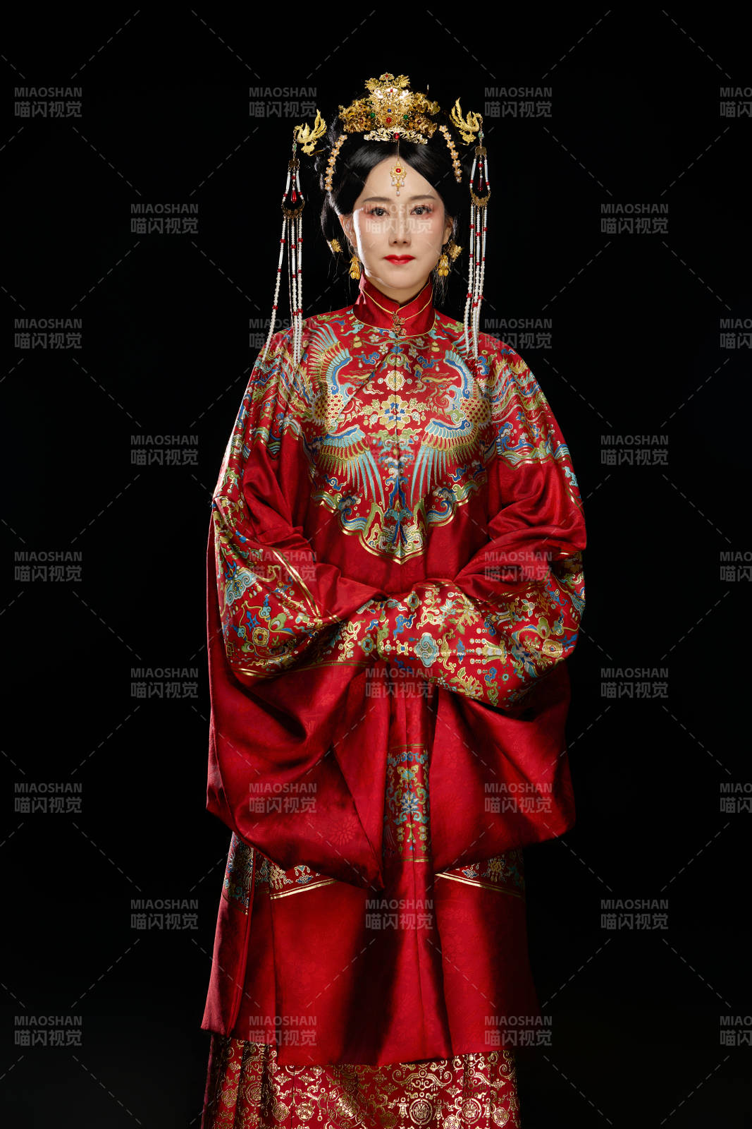 黑色背景下穿着中国明朝明制汉服服饰的女性图片