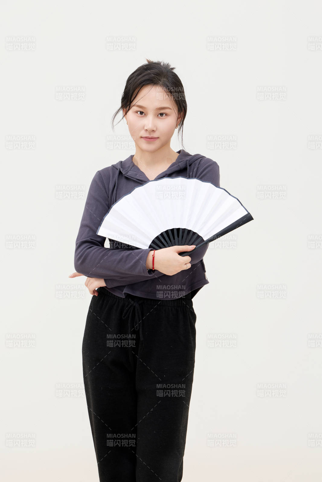 黑色背景下的亚洲美丽年轻女性形象图片