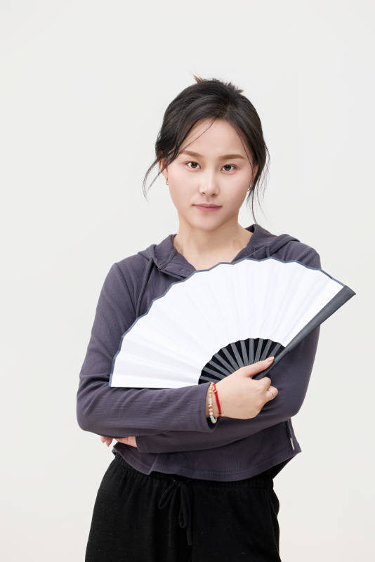 黑色背景下的亚洲美丽年轻女性形象图片