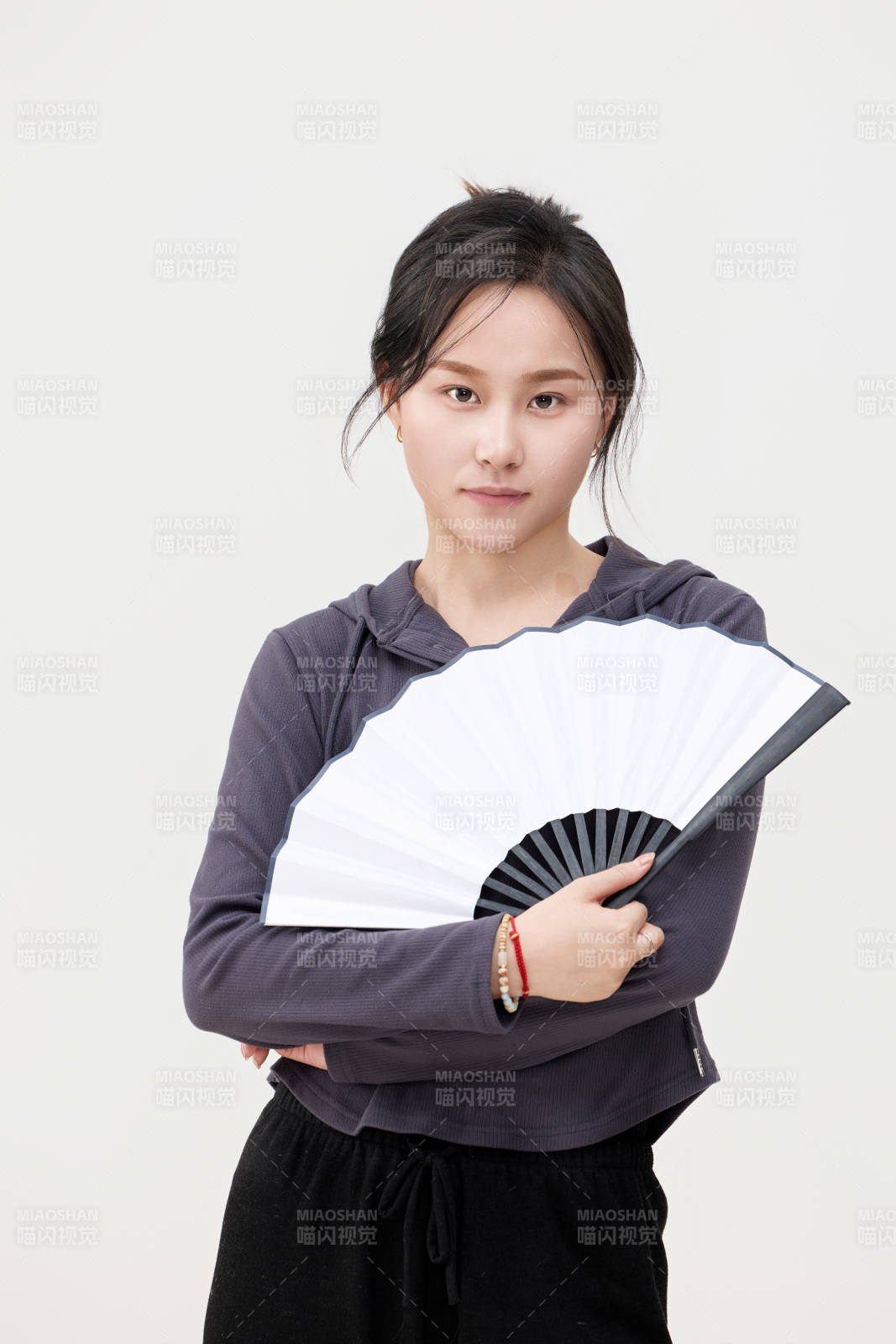 黑色背景下的亚洲美丽年轻女性形象图片