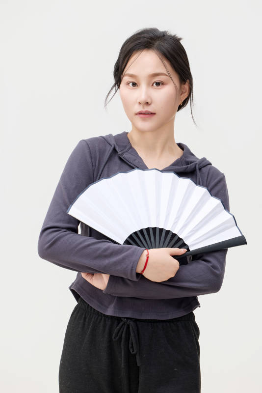 黑色背景下的亚洲美丽年轻女性形象图片