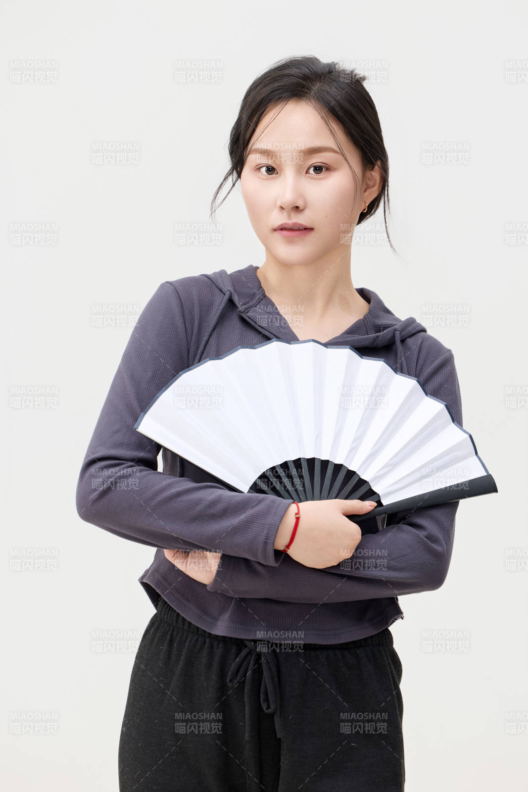 黑色背景下的亚洲美丽年轻女性形象图片