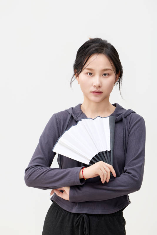 黑色背景下的亚洲美丽年轻女性形象图片