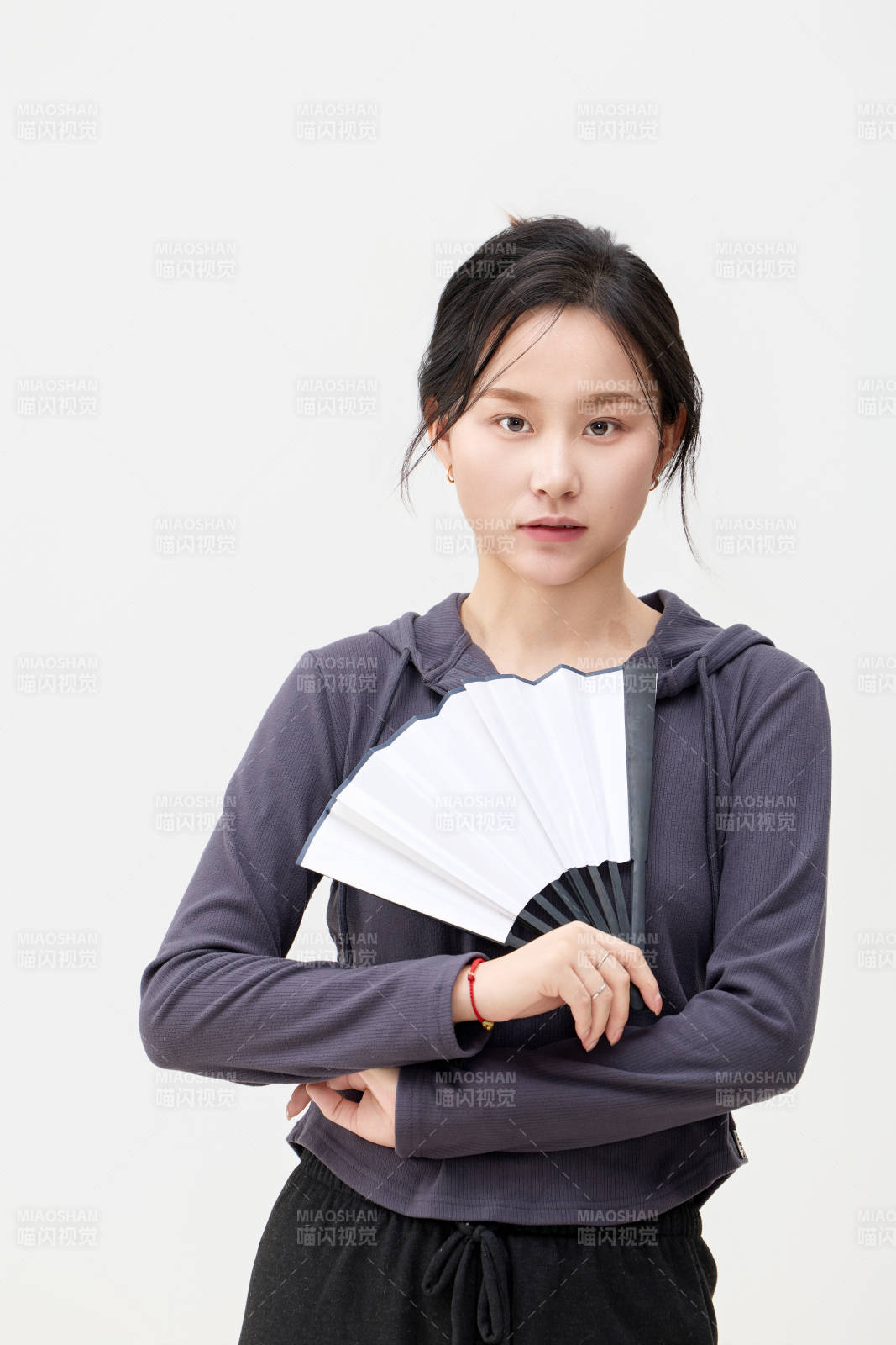 黑色背景下的亚洲美丽年轻女性形象图片