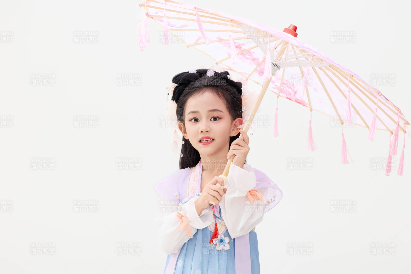 黑色背景下穿着中国明制汉服的中国女童图片