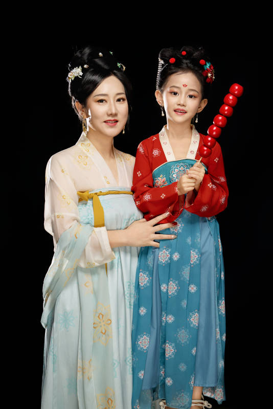 黑色背景下汉服装扮的中国母女亲子人像图片