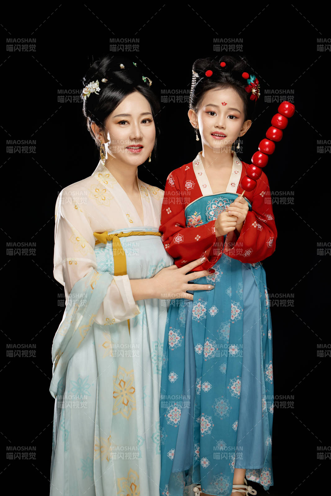 黑色背景下汉服装扮的中国母女亲子人像图片