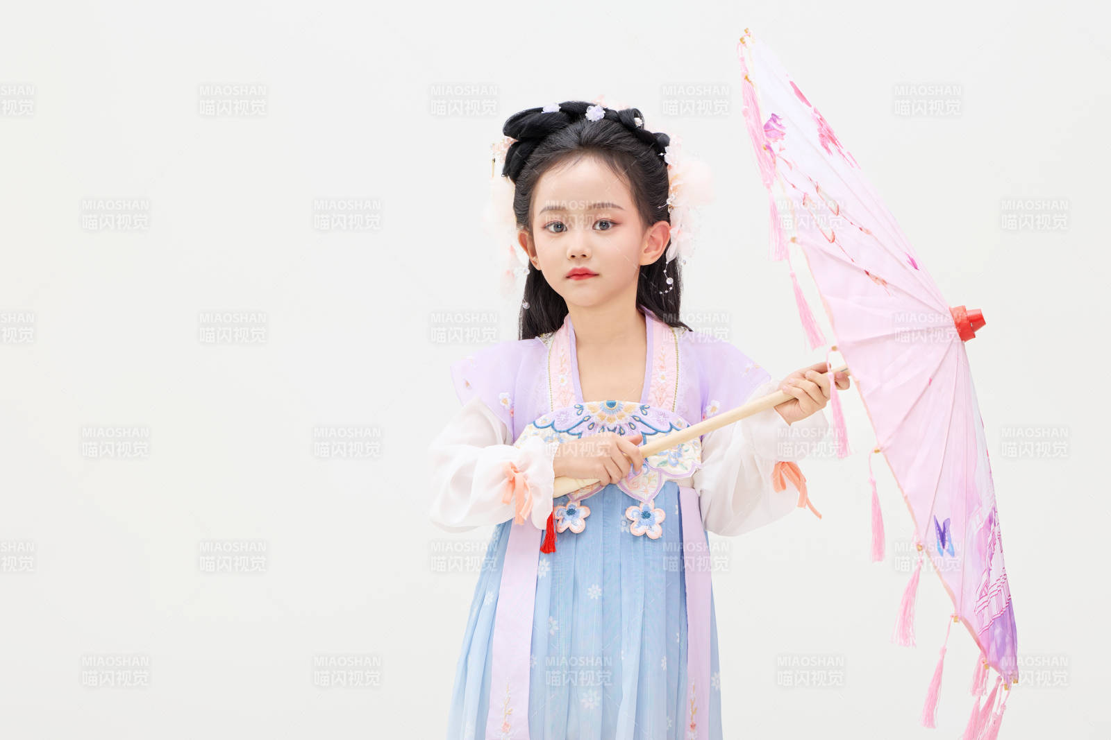 黑色背景下穿着中国明制汉服的中国女童图片