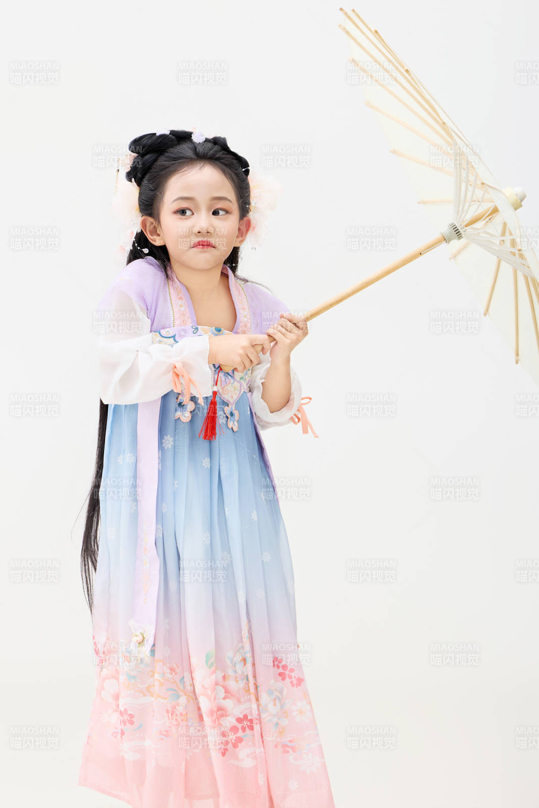 黑色背景下穿着中国明制汉服的中国女童图片