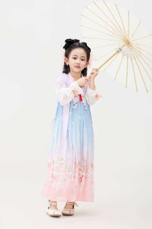 黑色背景下穿着中国明制汉服的中国女童图片