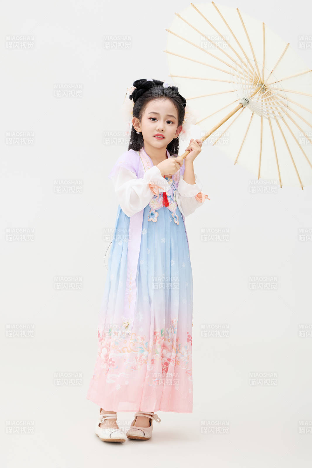 黑色背景下穿着中国明制汉服的中国女童图片