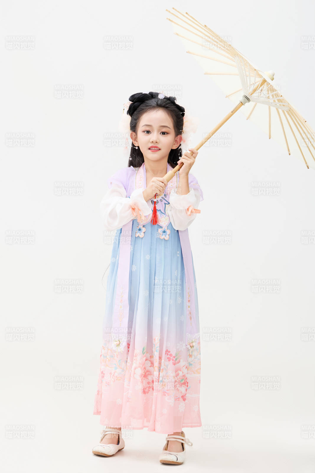 黑色背景下穿着中国明制汉服的中国女童图片