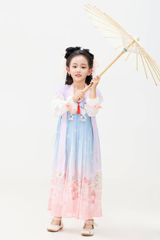 黑色背景下穿着中国明制汉服的中国女童图片