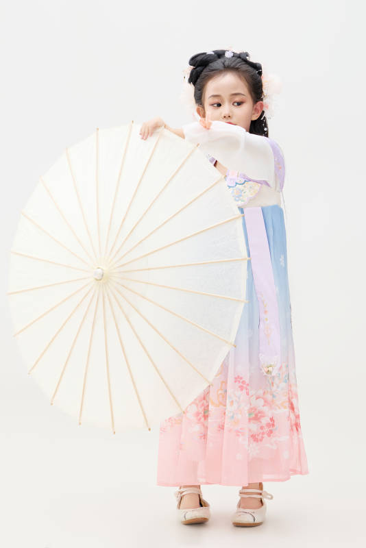 黑色背景下穿着中国明制汉服的中国女童图片