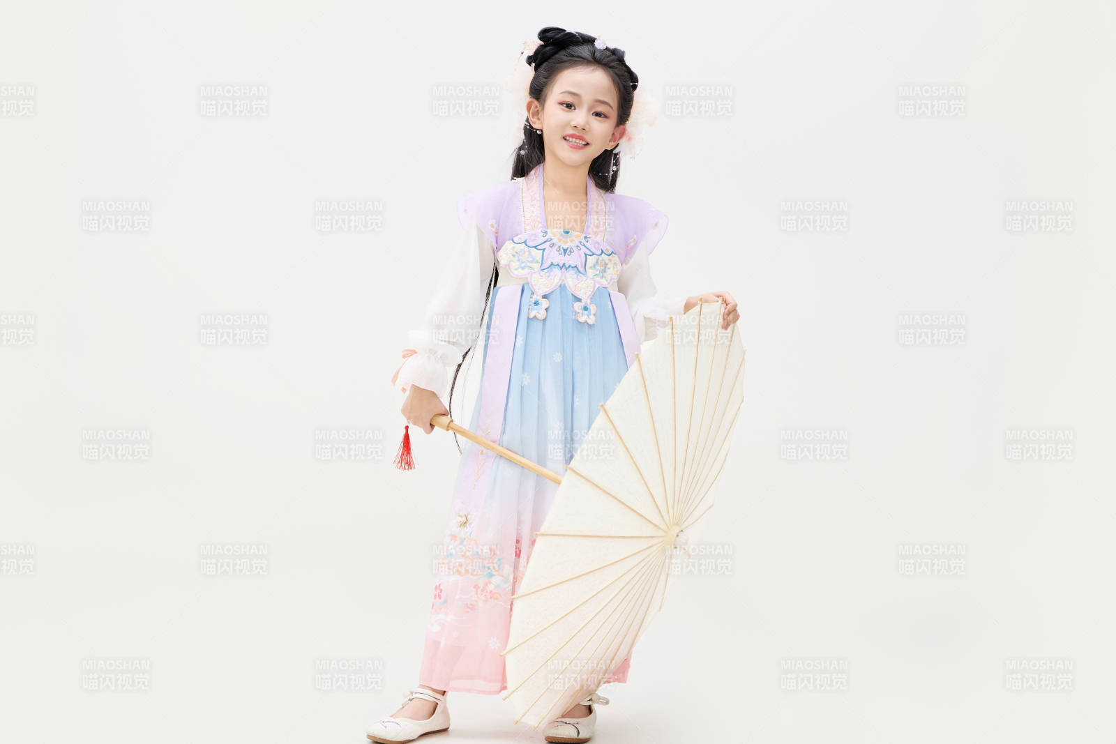 黑色背景下穿着中国明制汉服的中国女童图片