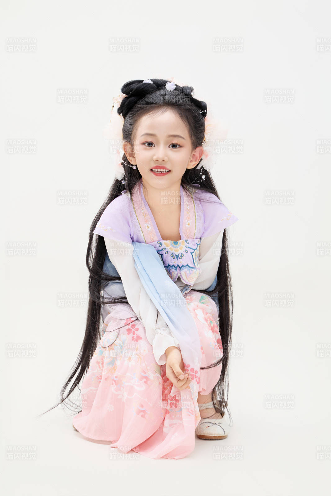 黑色背景下穿着中国明制汉服的中国女童图片