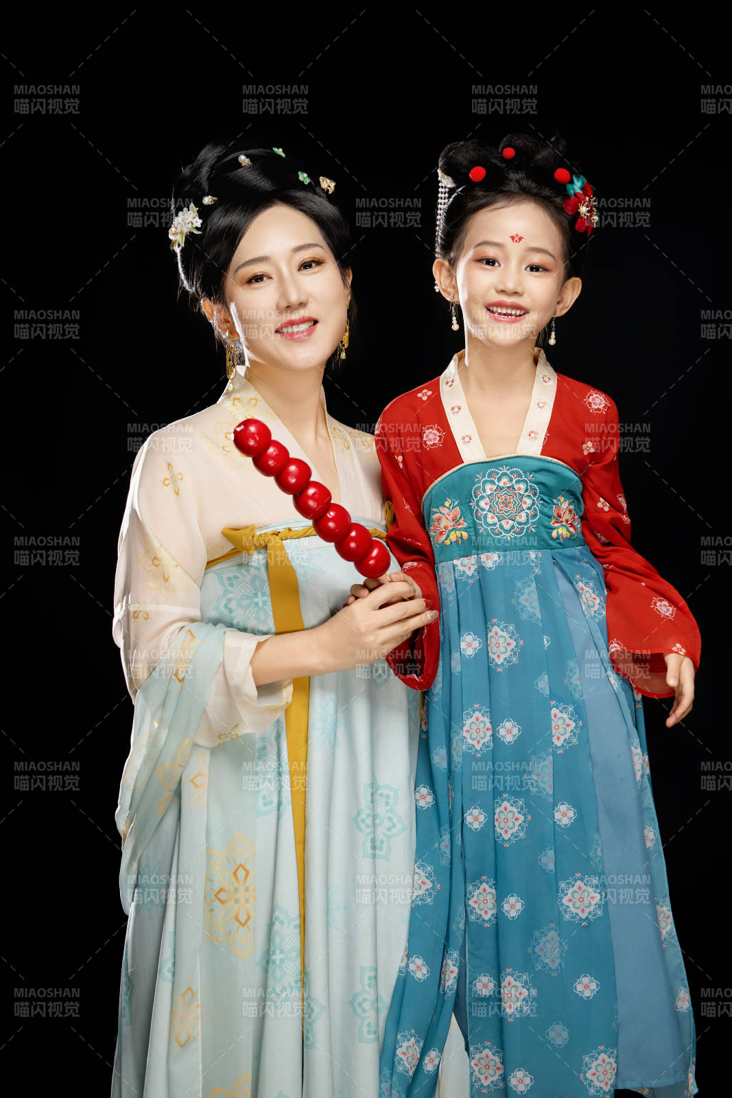 黑色背景下汉服装扮的中国母女亲子人像图片