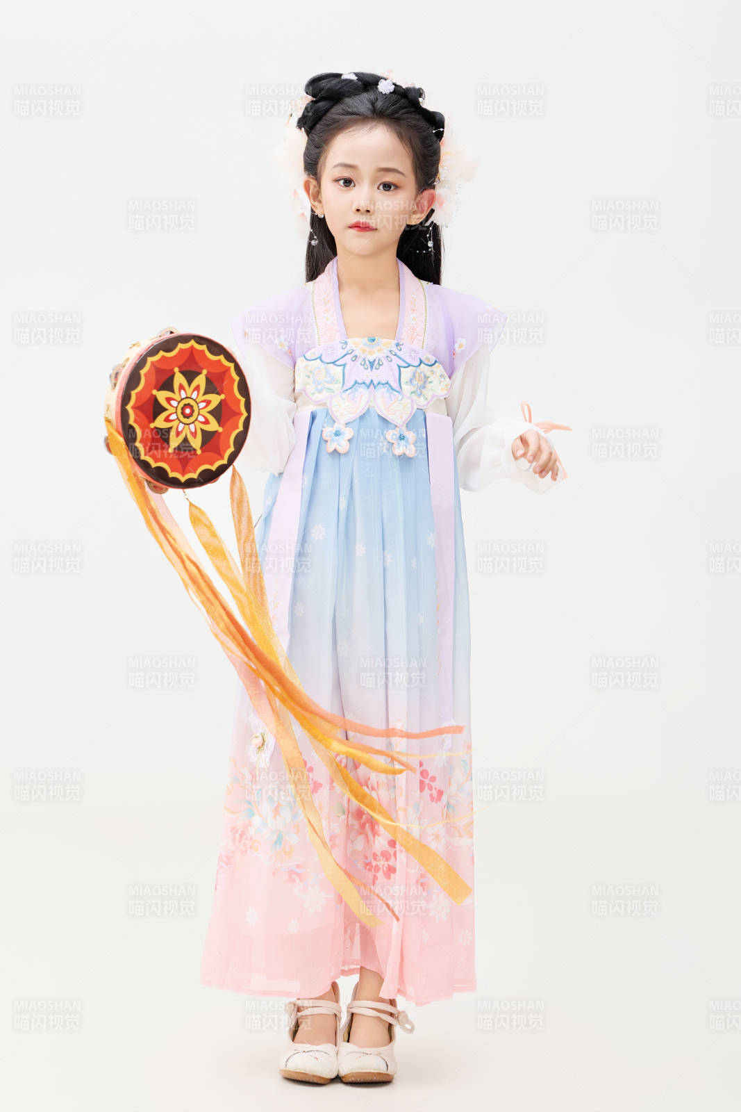 黑色背景下穿着中国明制汉服的中国女童图片