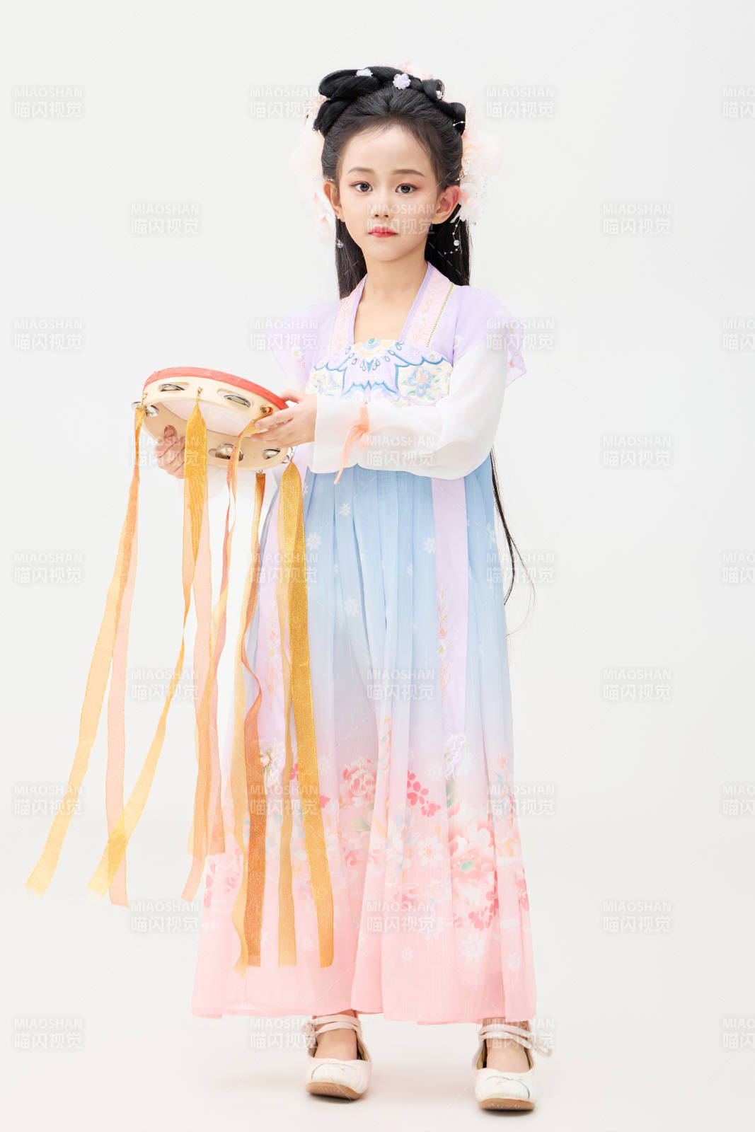 黑色背景下穿着中国明制汉服的中国女童图片