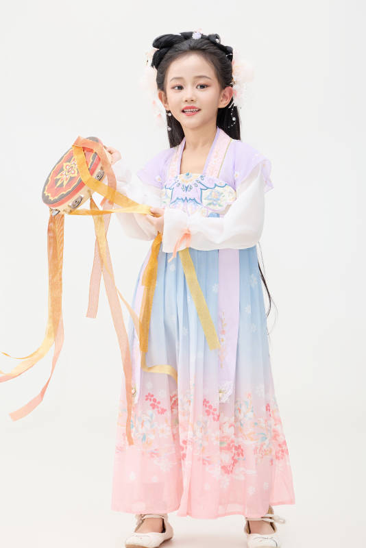 黑色背景下穿着中国明制汉服的中国女童图片