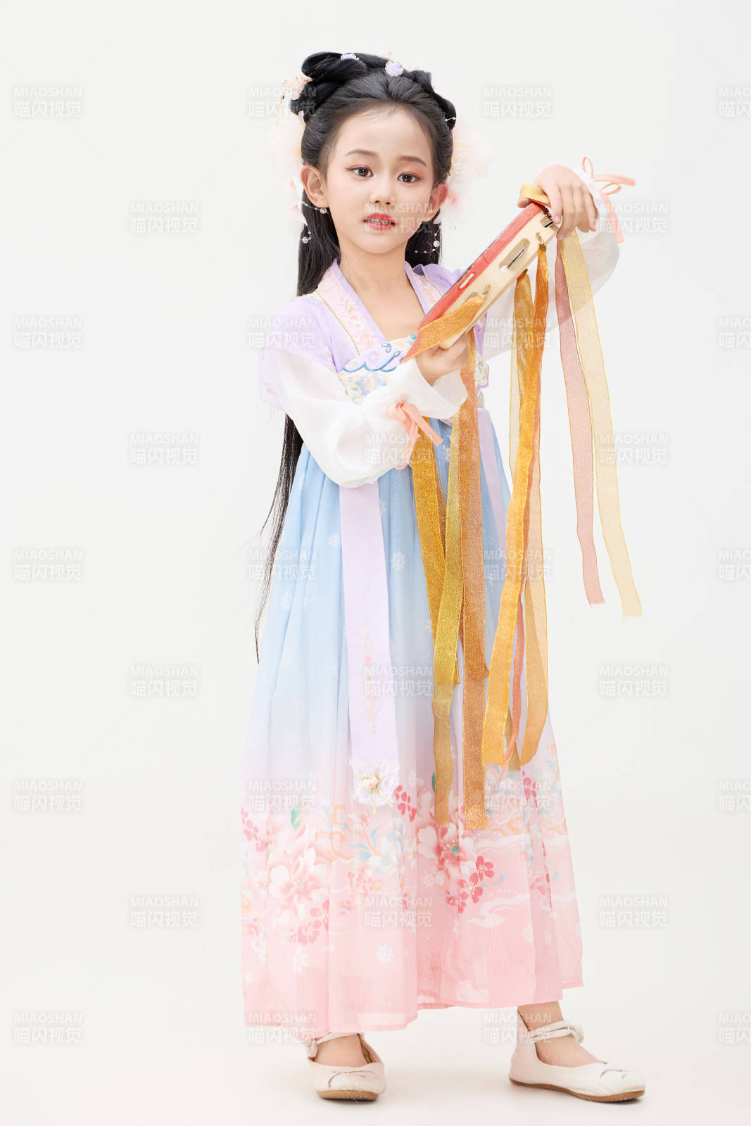 黑色背景下穿着中国明制汉服的中国女童图片